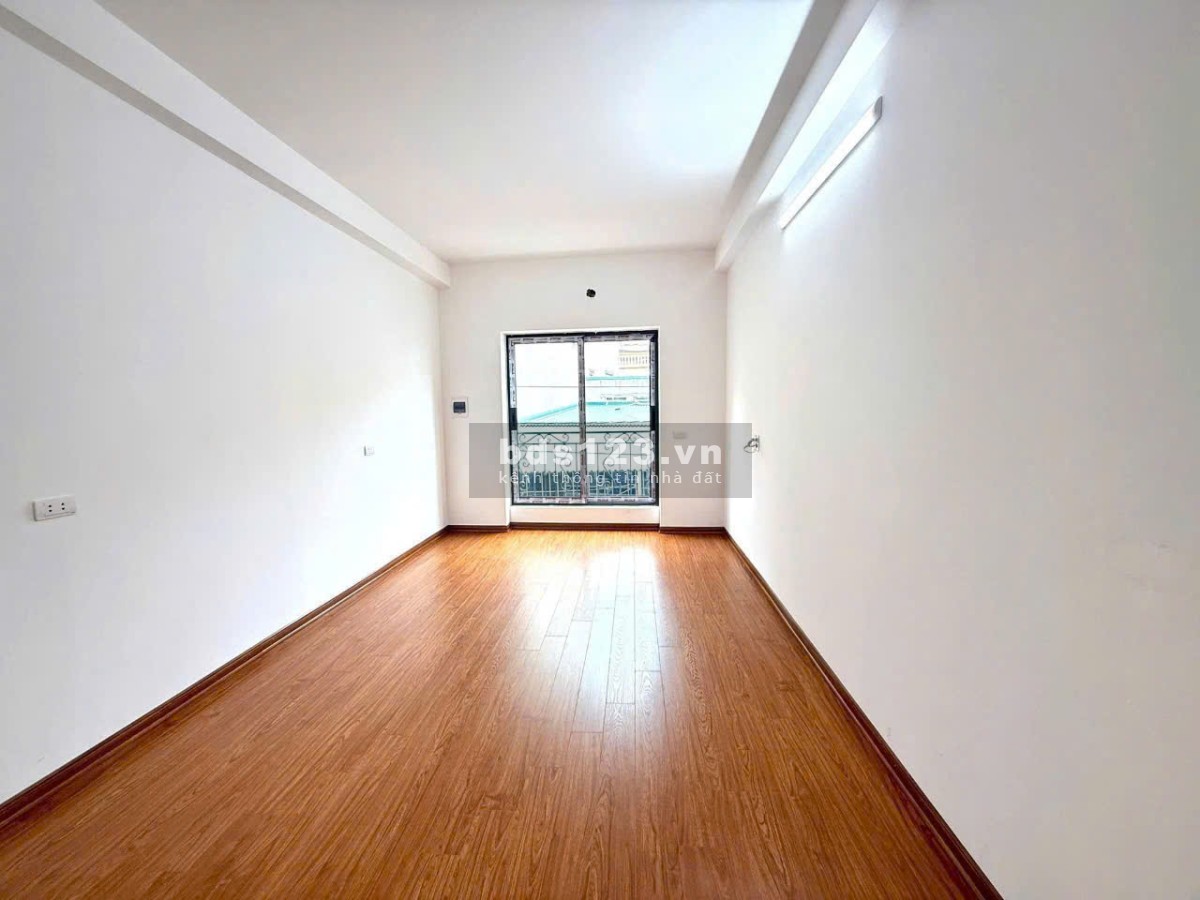 Chính chủ bán nhà 5 tầng đẹp Long Biên – Gần trường học, giao thông tiện, giá chỉ 6,15 tỷ!
