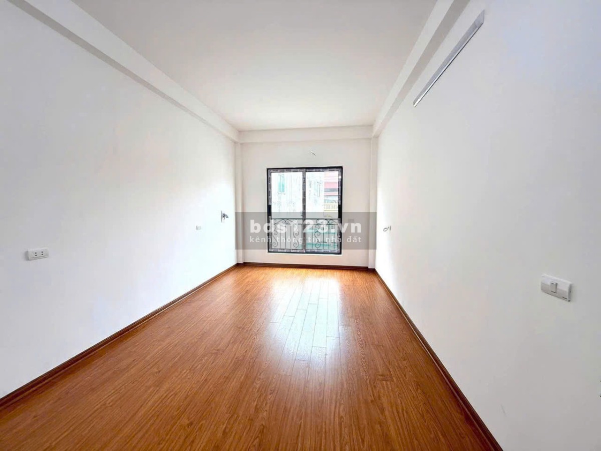 Chính chủ bán nhà 5 tầng đẹp Long Biên – Gần trường học, giao thông tiện, giá chỉ 6,15 tỷ!