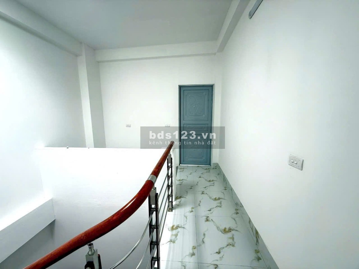 Chính chủ bán nhà 5 tầng đẹp Long Biên – Gần trường học, giao thông tiện, giá chỉ 6,15 tỷ!