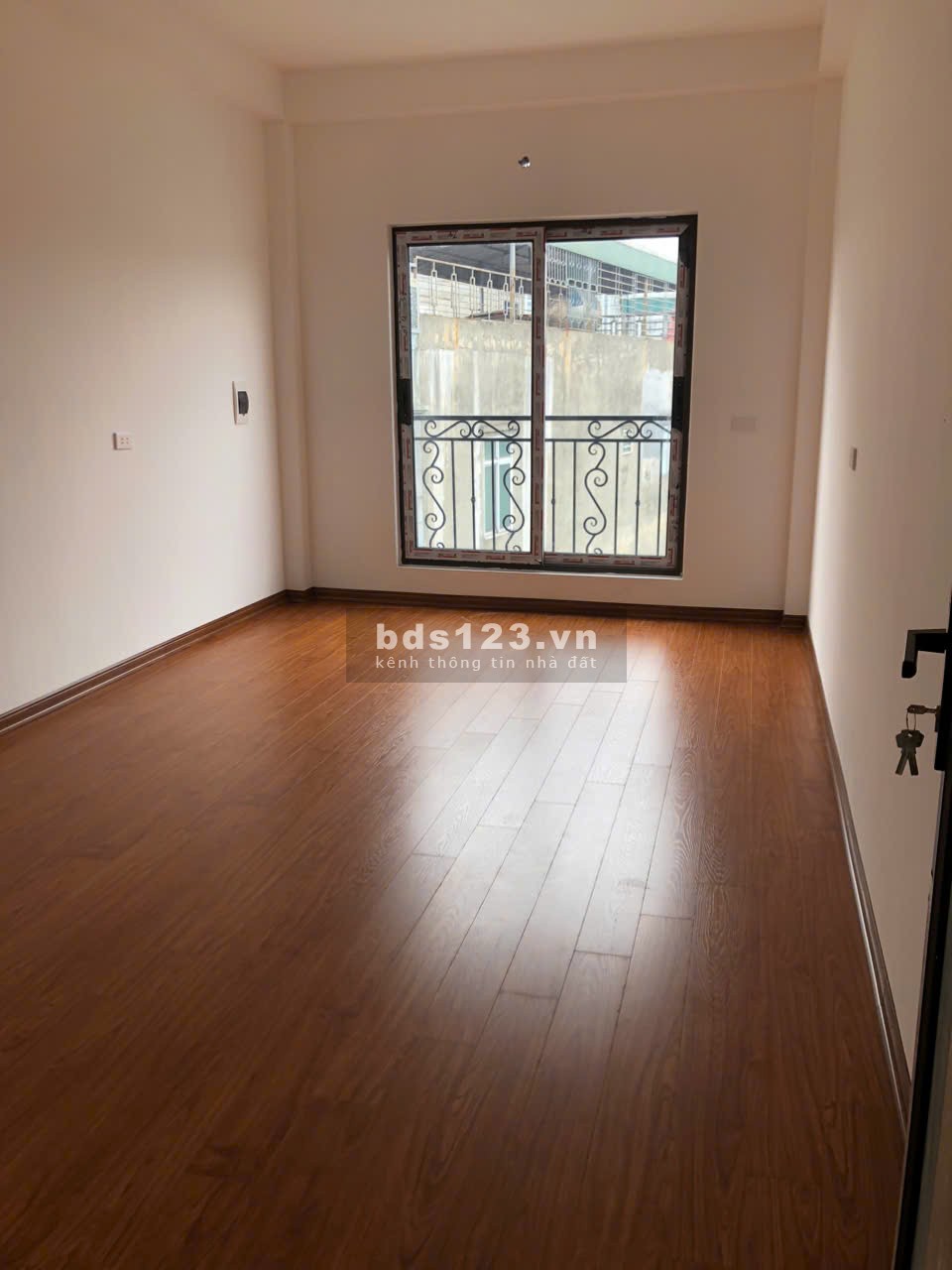 Chính chủ bán nhà 5 tầng đẹp Long Biên – Gần trường học, giao thông tiện, giá chỉ 6,15 tỷ!