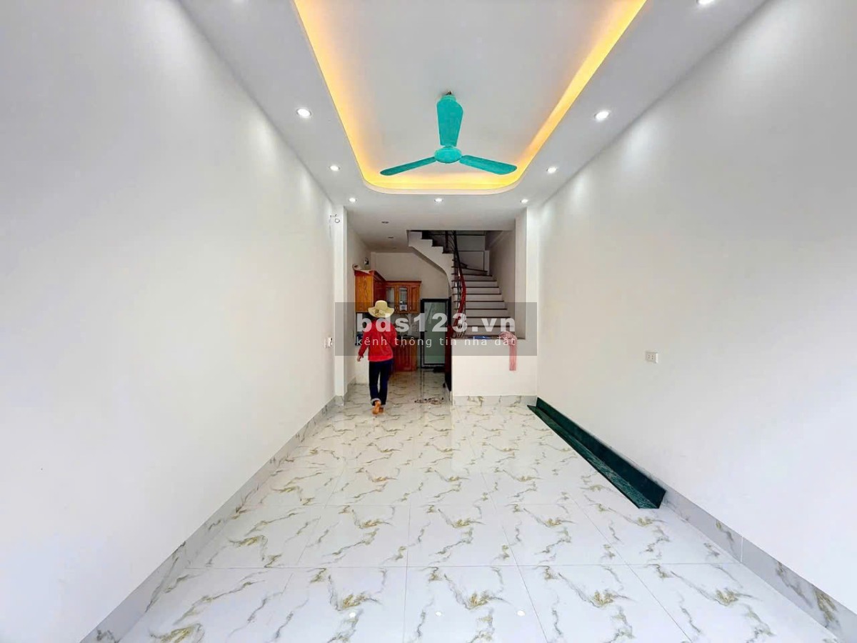 Chính chủ bán nhà 5 tầng đẹp Long Biên – Gần trường học, giao thông tiện, giá chỉ 6,15 tỷ!