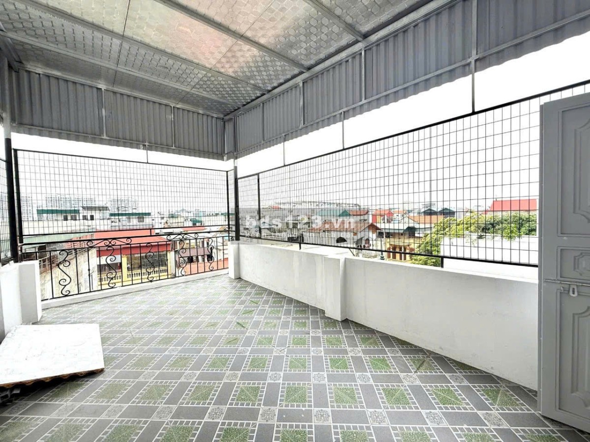 Chính chủ bán nhà 5 tầng đẹp Long Biên – Gần trường học, giao thông tiện, giá chỉ 6,15 tỷ!