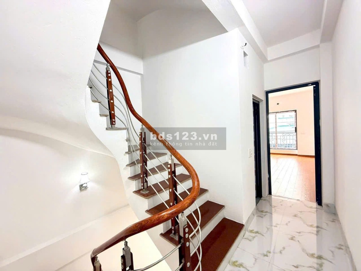 Chính chủ bán nhà 5 tầng đẹp Long Biên – Gần trường học, giao thông tiện, giá chỉ 6,15 tỷ!