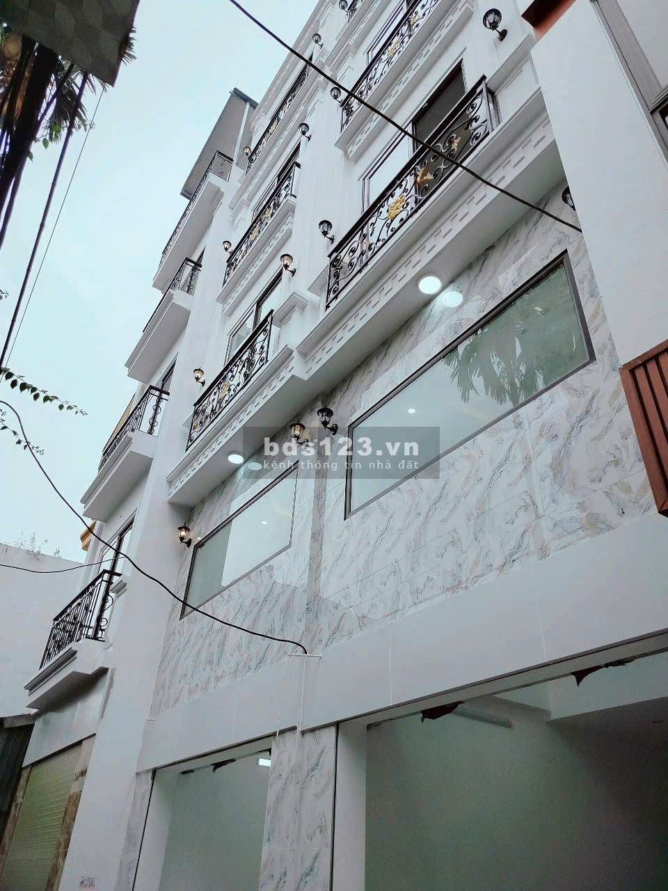 Chính chủ bán nhà 5 tầng đẹp Long Biên – Gần trường học, giao thông tiện, giá chỉ 6,15 tỷ!