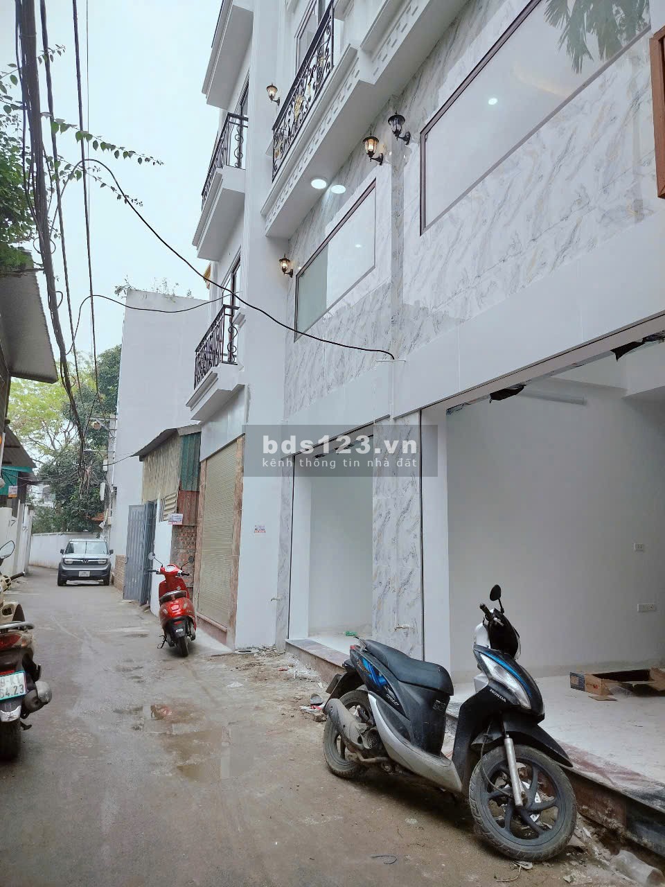 Chính chủ bán nhà 5 tầng đẹp Long Biên – Gần trường học, giao thông tiện, giá chỉ 6,15 tỷ!