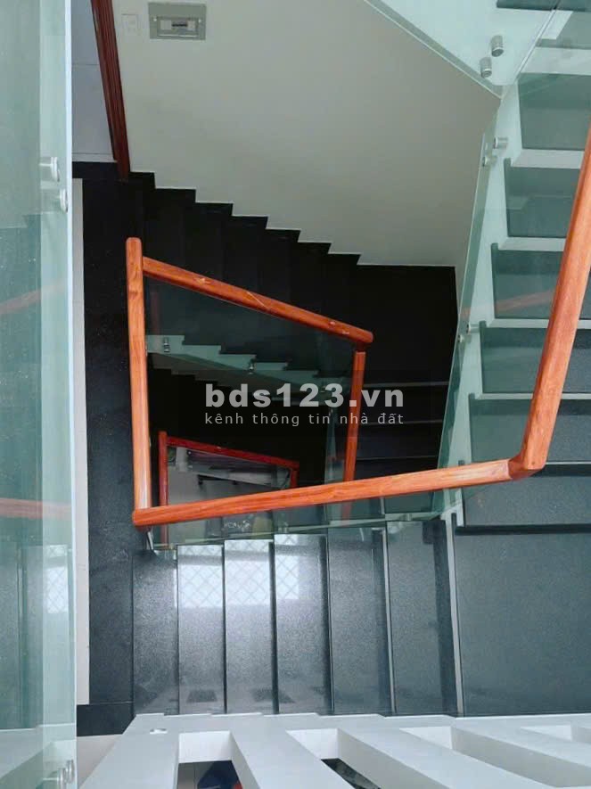 Cần Vốn KD Tôi bán GẤP nhà mặt tiền 3Tầng - 5PN đường 12m đối diện Công viên KDC 13E
