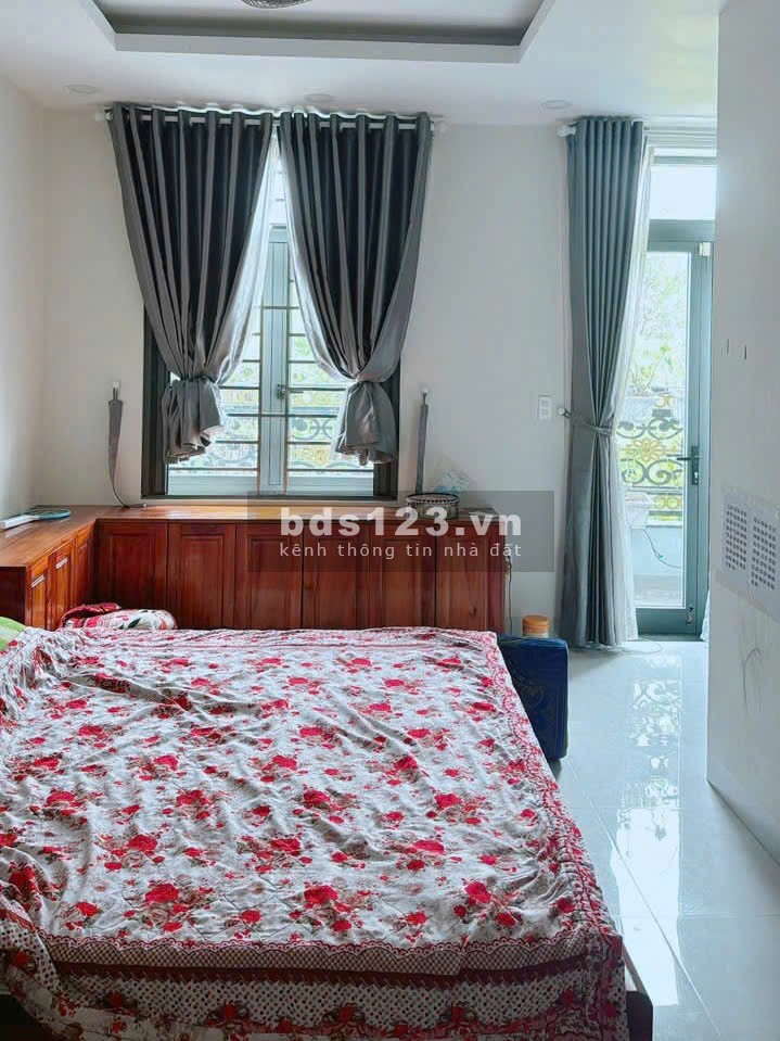 Cần Vốn KD Tôi bán GẤP nhà mặt tiền 3Tầng - 5PN đường 12m đối diện Công viên KDC 13E
