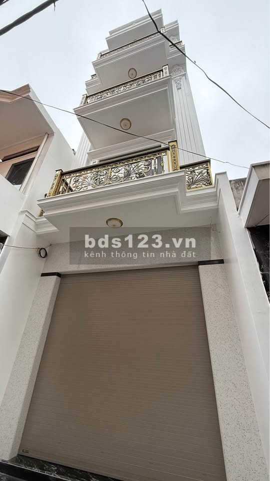 Bán nhà xây mới 4 tầng độc lập Phố Hai Bà Trưng. Cách mặt đường 40m. DT: 76m