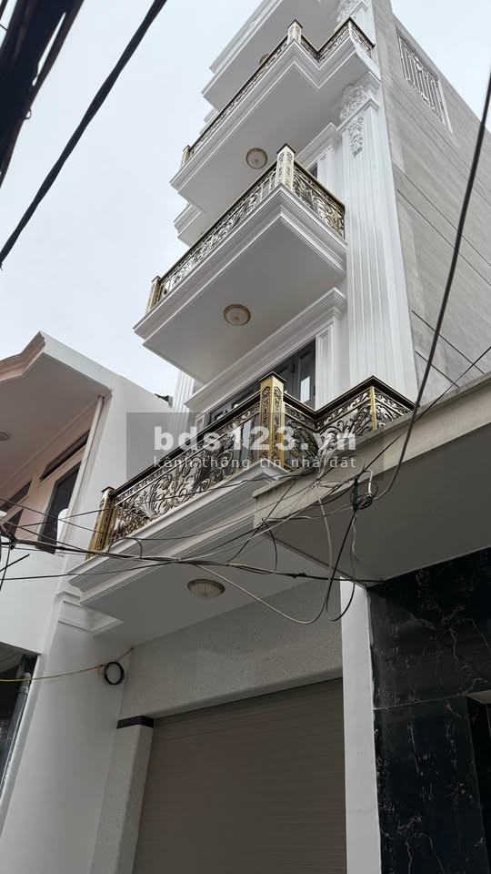 Bán nhà xây mới 4 tầng độc lập Phố Hai Bà Trưng. Cách mặt đường 40m. DT: 76m