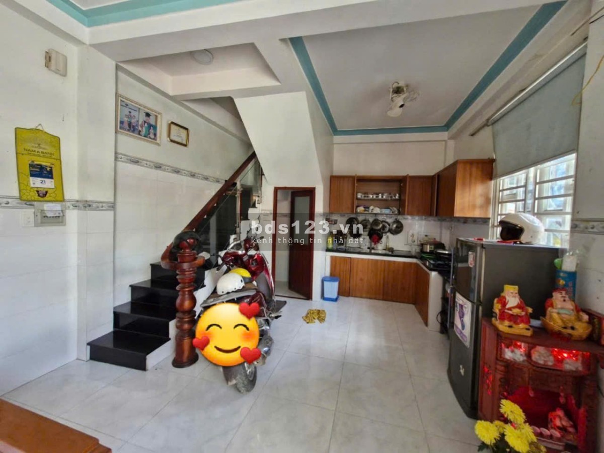 Siêu hiếm căn góc 4.6 Tỷ gần mặt tiền chợ 40m2, 3 tầng, 4PN, 3WC Đường Lã Xuân Oai, Thủ Đức.