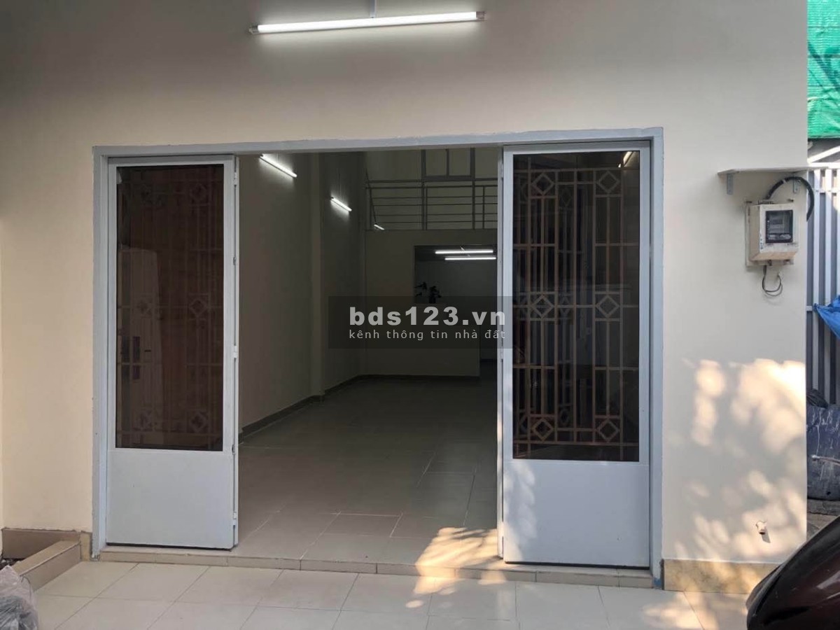 Bán quận 12 có phòng khách + phòng ngủ+wc + hẻm xe hơi, cách Trường Chinh 10m.