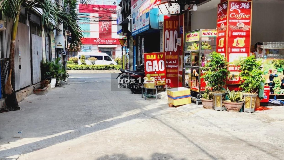Bán quận 12 có phòng khách + phòng ngủ+wc + hẻm xe hơi, cách Trường Chinh 10m.