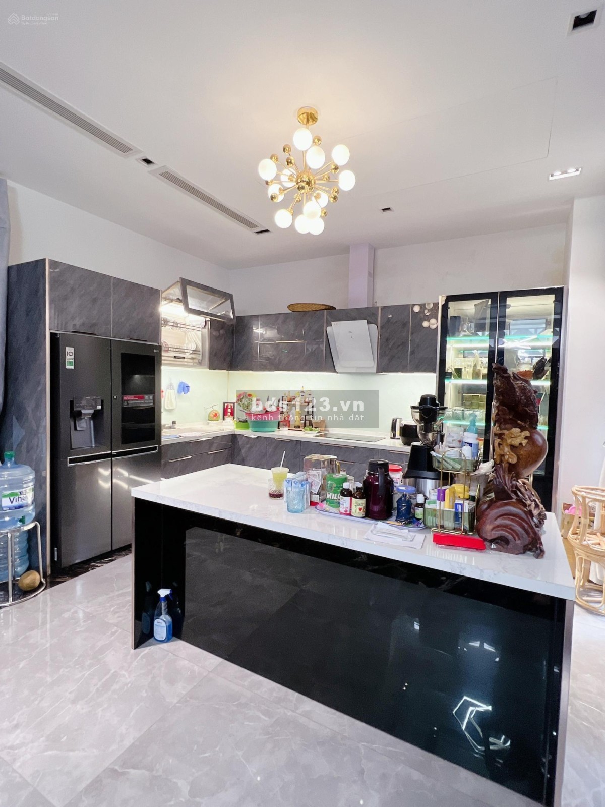 Bán nhà mặt tiền Lê Hồng Phong, Quận 10, kết cấu 4 lầu, có thang máy, 28 tỷ