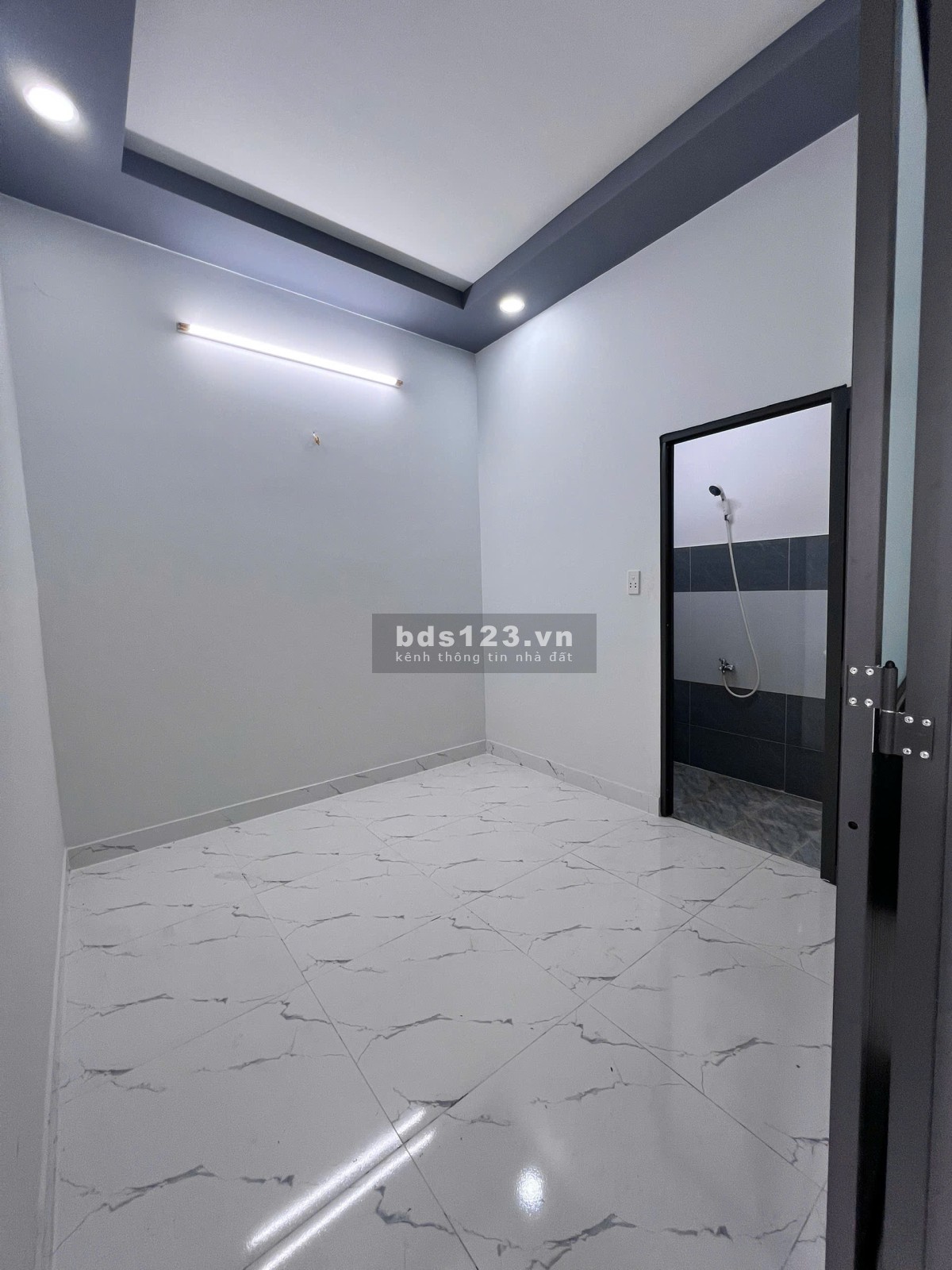Bán gấp nhà 2 tầng gần chợ Hóc Môn, sổ hồng riêng, giá chỉ 750 triệu, vào ở ngay!