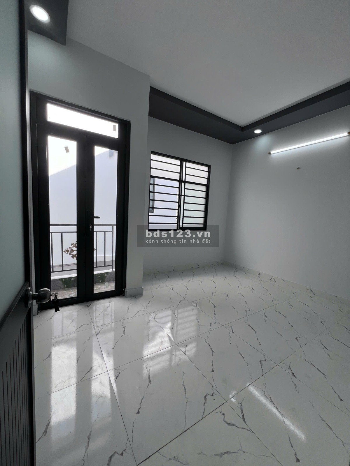 Bán gấp nhà 2 tầng gần chợ Hóc Môn, sổ hồng riêng, giá chỉ 750 triệu, vào ở ngay!