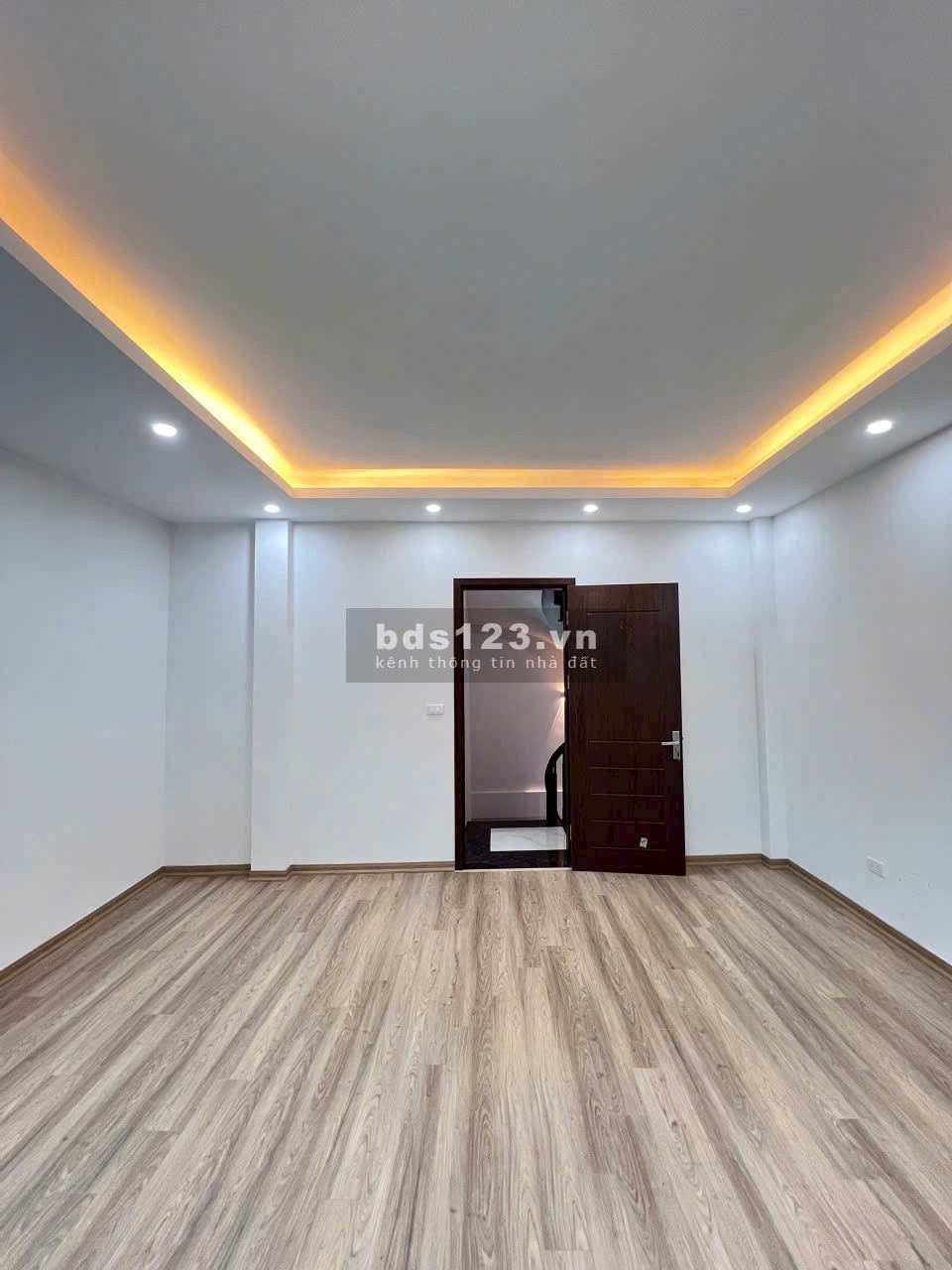 Nhà mới xây 40m² x 5 tầng - Nhà cách ga Nhổn tầm 800m.