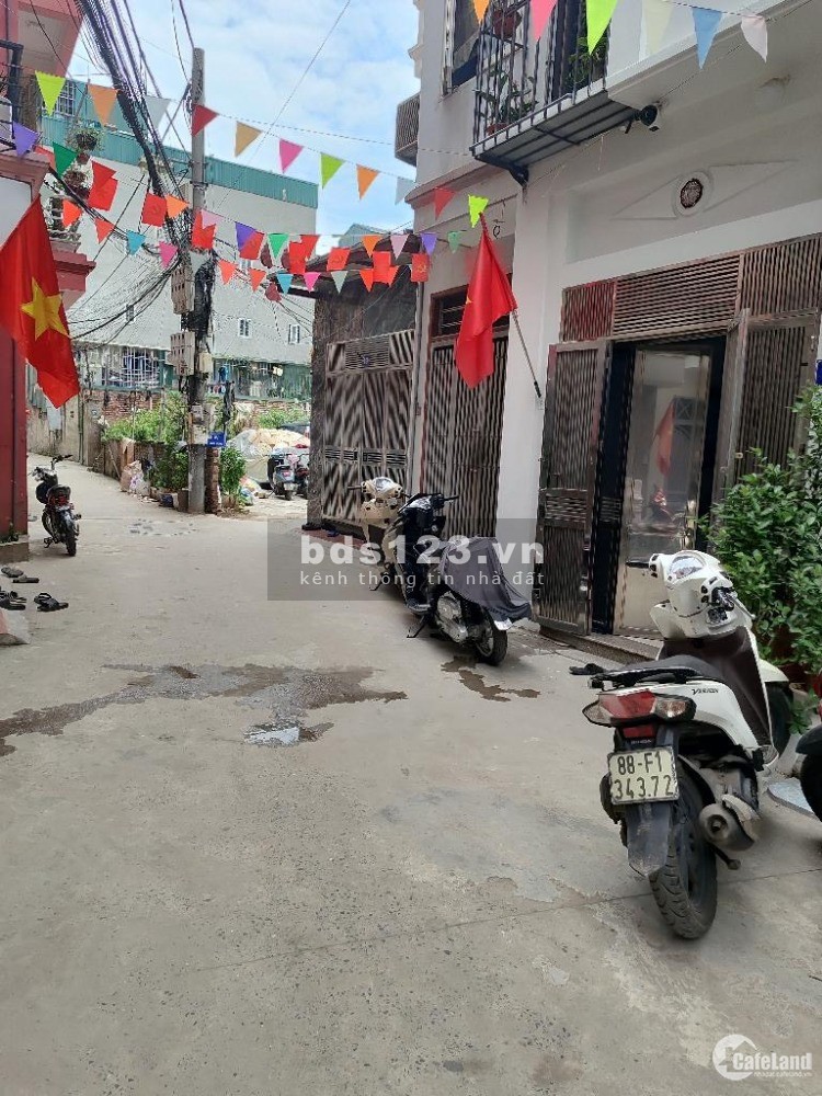 Lĩnh Nam - Mặt ngõ 255 Lĩnh Nam, buôn bán tấp nập - Ô tô tránh.