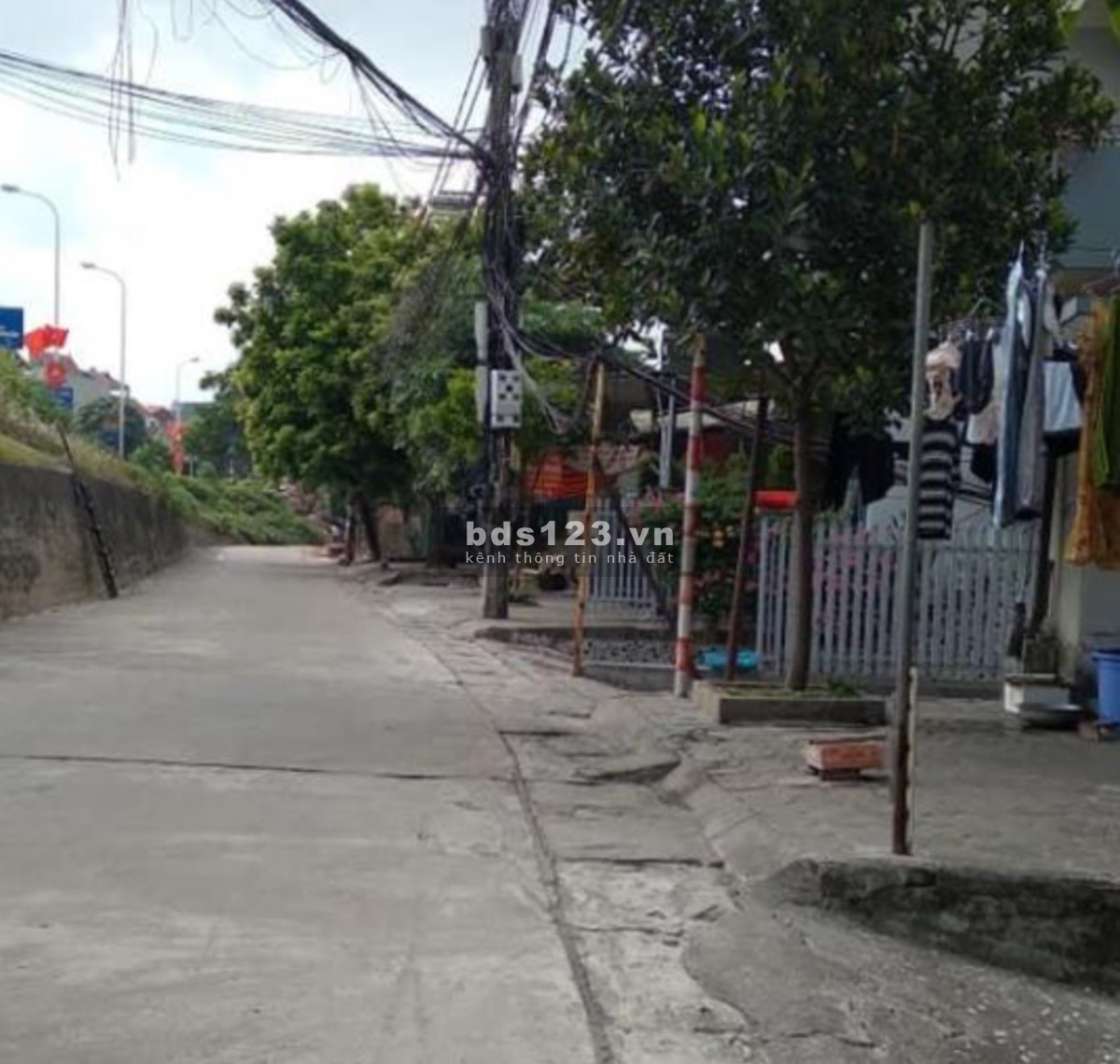 nhà cấp 4, sổ đỏt 60mng,Đông Nam,hai mặt thoáng,đường rộng 2.8m ô tô vào nhà