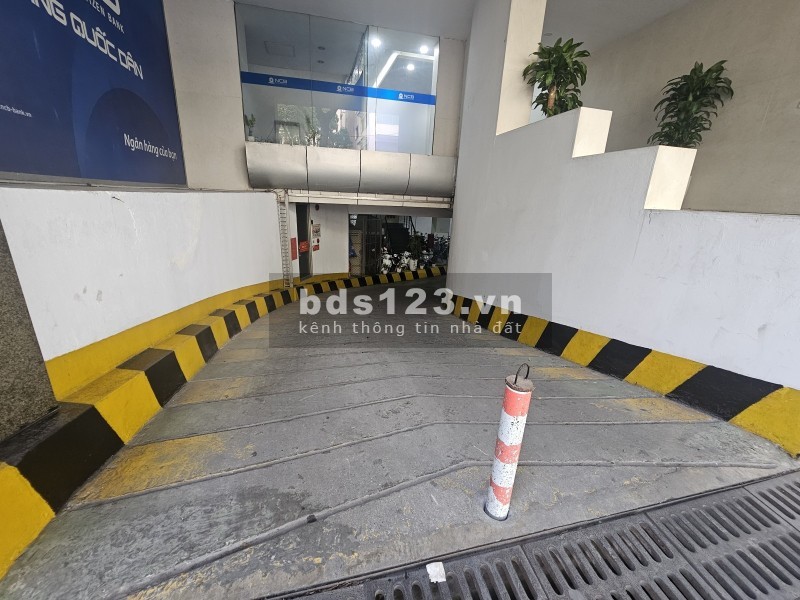 Bán toà văn phòng phố Bà Triệu, P.Tràng Thi, Q.Hoàn kiếm, 2 mặt phố, lô góc, giá 750 tỉ