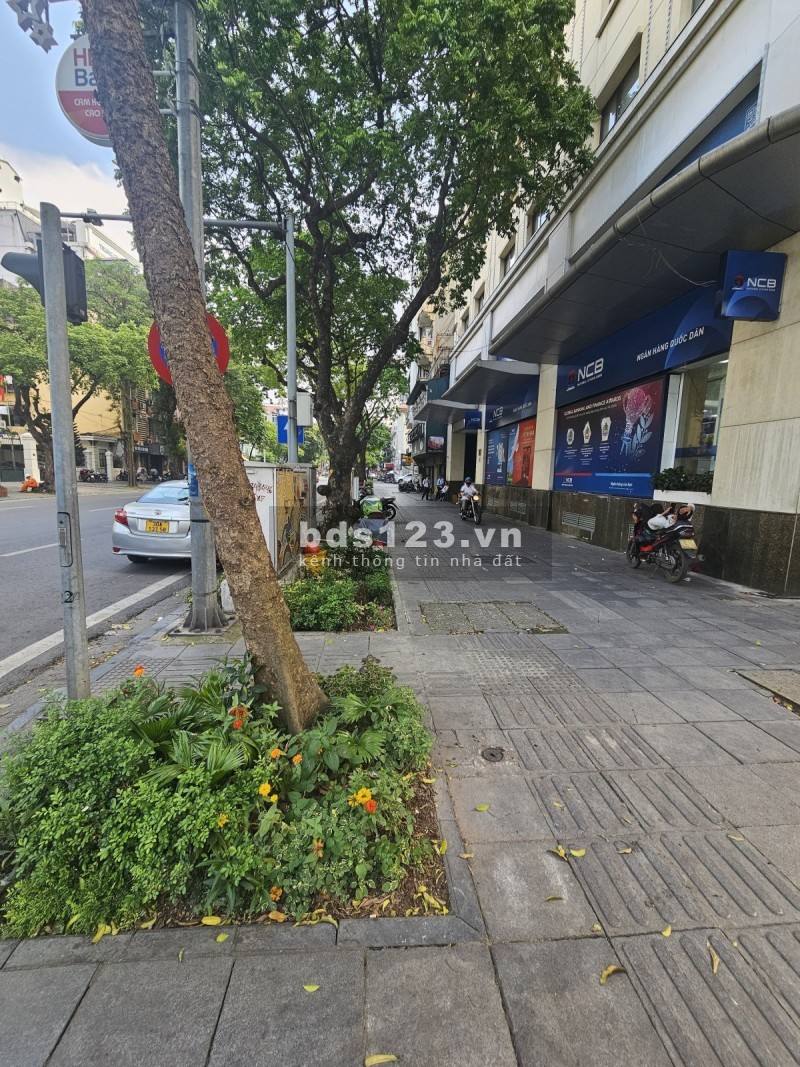 Bán toà văn phòng phố Bà Triệu, P.Tràng Thi, Q.Hoàn kiếm, 2 mặt phố, lô góc, giá 750 tỉ