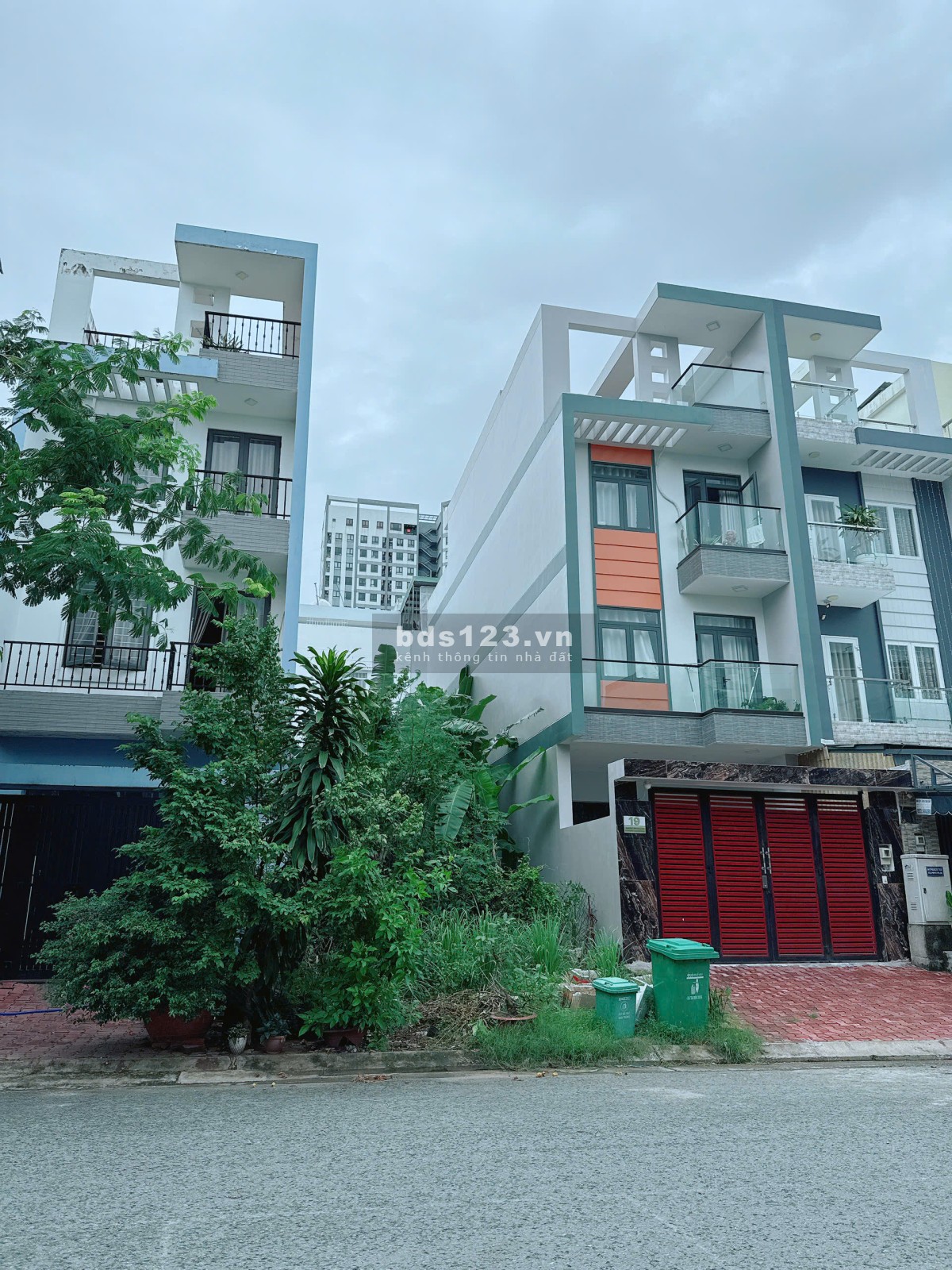 Cần bán gấp nền đất 13E Intresco - 100m2 đường rộng 20m hướng Đông Nam giá 55 Tr/m2
