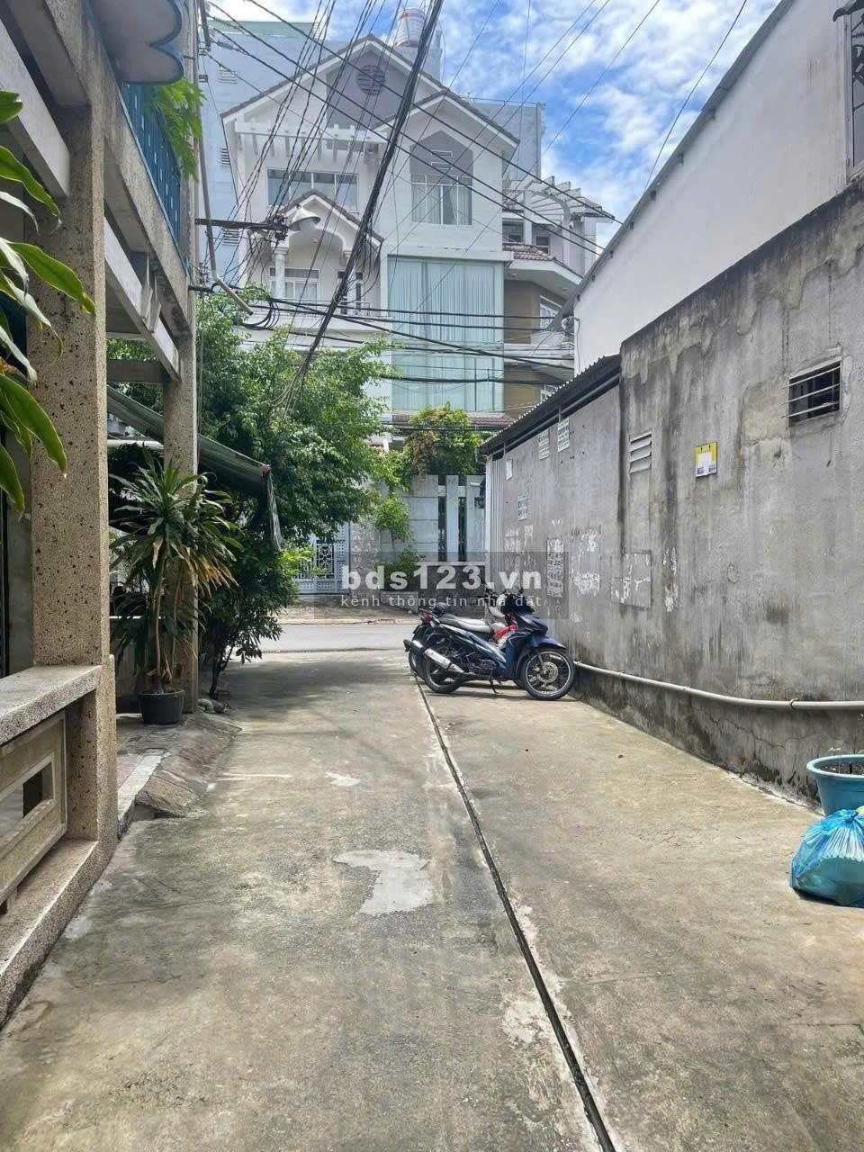 Nhà kiên cố cần bán ở Tân Phú, đang làm CHDV, 3 tầng, 7PN, DTSD 280m2