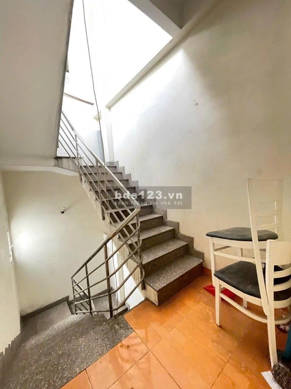 Nhà kiên cố cần bán ở Tân Phú, đang làm CHDV, 3 tầng, 7PN, DTSD 280m2