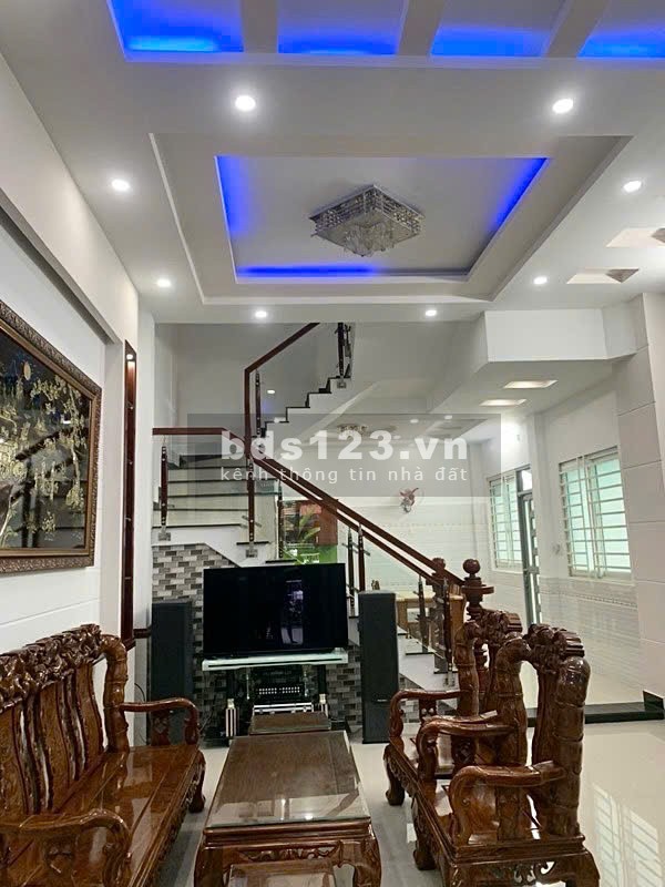 Bán nhà Gò Vấp lô góc ngang 5m, xe hơi đậu trong sân nhà (hẻm 10m)
