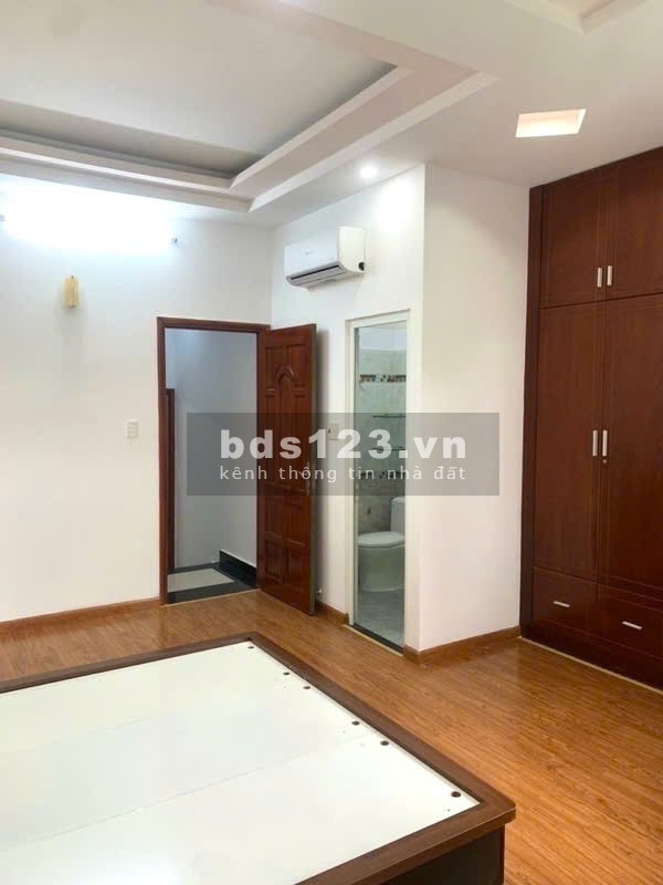 Bán nhà Gò Vấp lô góc ngang 5m, xe hơi đậu trong sân nhà (hẻm 10m)