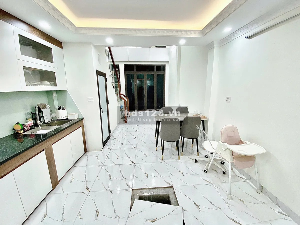 Nhà đẹp 5 tầng, diện tích 38m2 mặt tiền 4m, giá 6.15 tỷ đường Ngọc Hồi, Tứ Hiệp