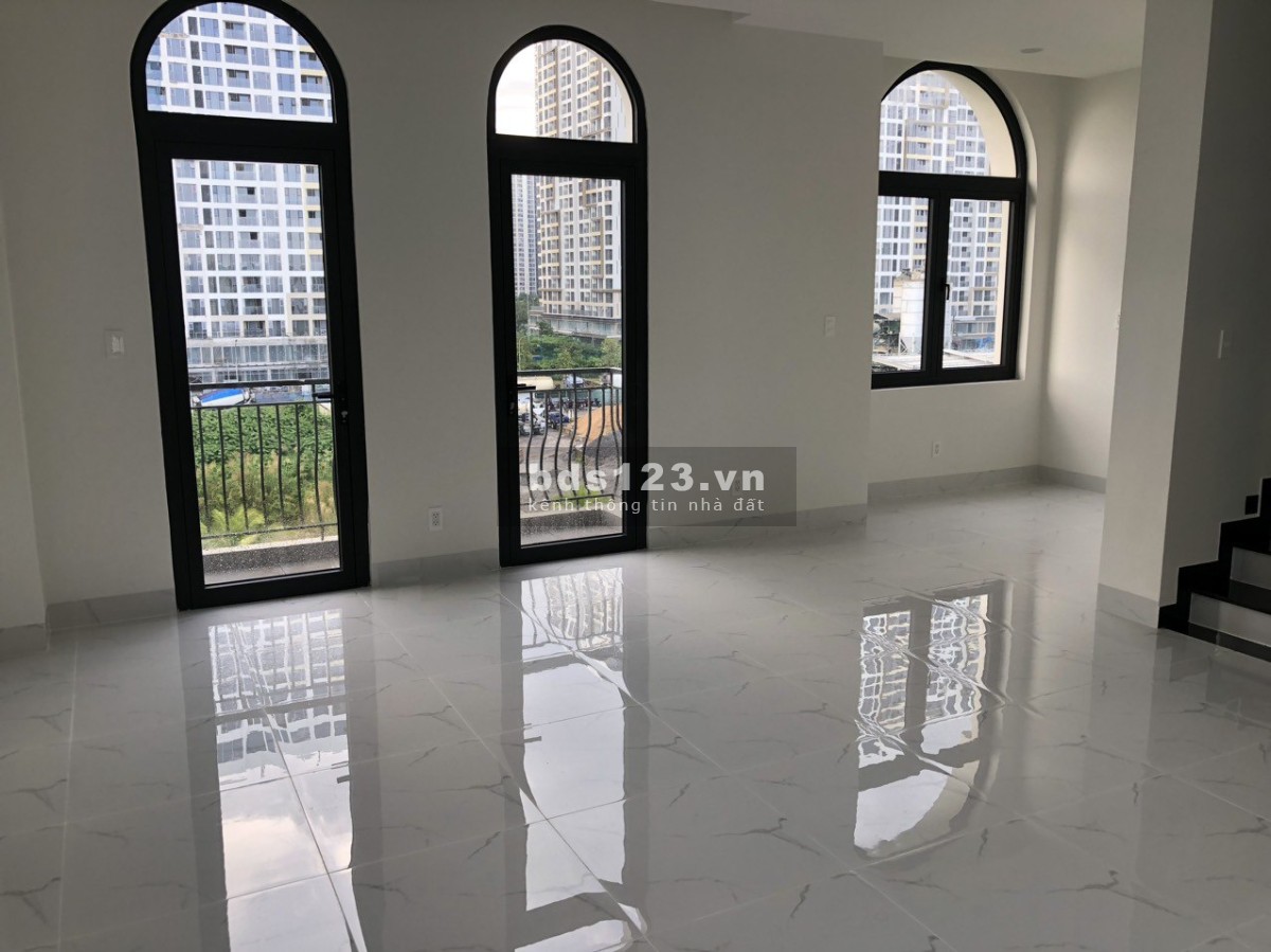CHO THUÊ NHÀ PHỐ TRỤC D9 TRỤC ĐƯỜNG MÁT MẺ ĐÔNG ĐÚC NHẤT KHU VINHOMES, CÓ THỂ CHO THUÊ LẠI TẦNG