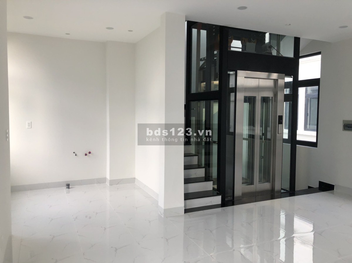 CHO THUÊ NHÀ PHỐ TRỤC D9 TRỤC ĐƯỜNG MÁT MẺ ĐÔNG ĐÚC NHẤT KHU VINHOMES, CÓ THỂ CHO THUÊ LẠI TẦNG