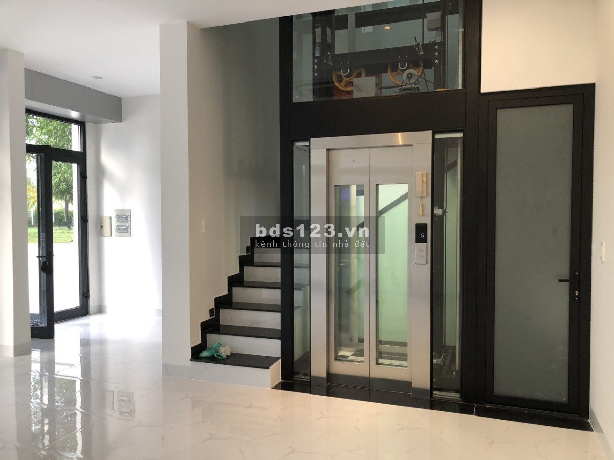 CHO THUÊ NHÀ PHỐ TRỤC D9 TRỤC ĐƯỜNG MÁT MẺ ĐÔNG ĐÚC NHẤT KHU VINHOMES, CÓ THỂ CHO THUÊ LẠI TẦNG