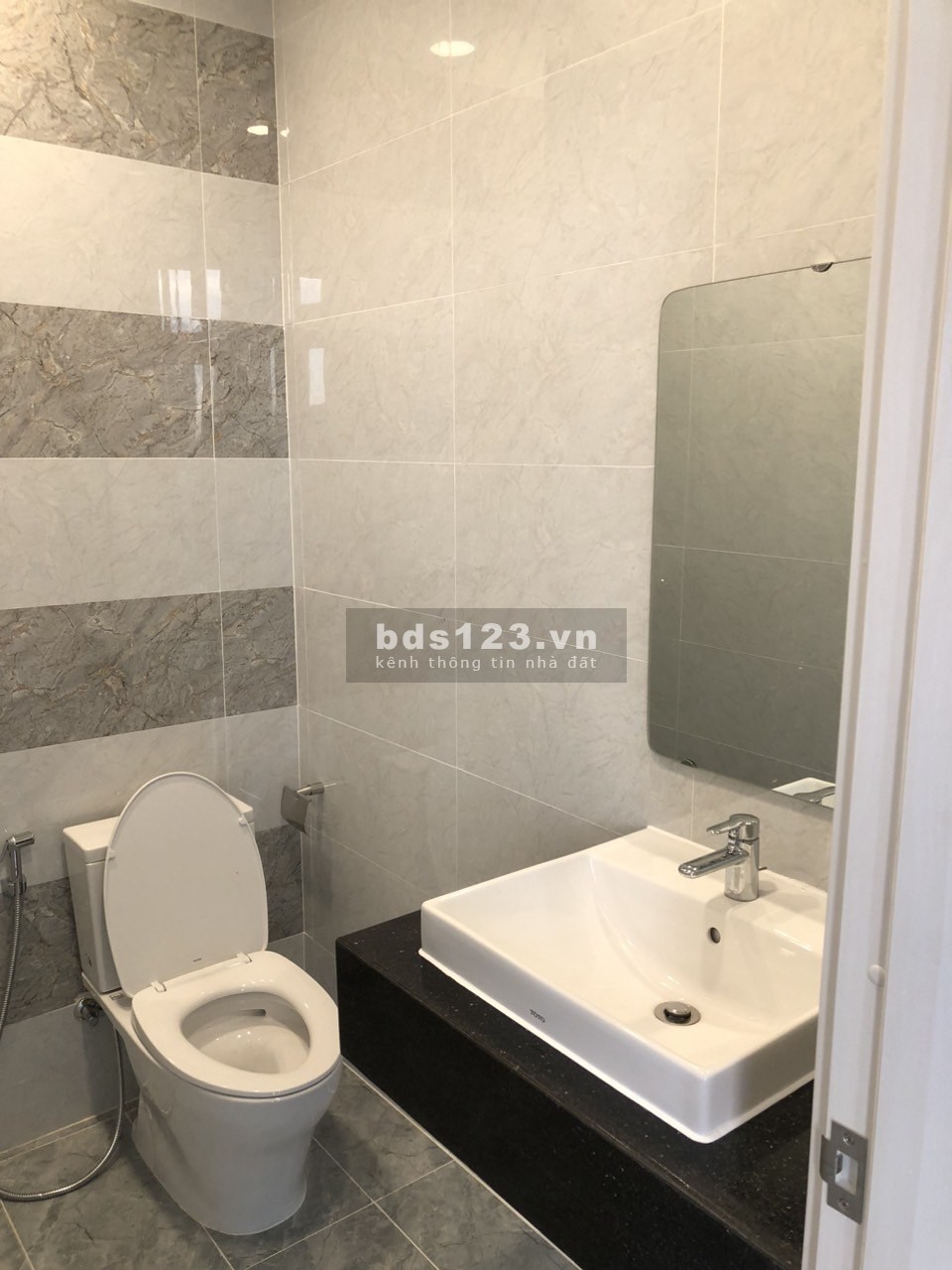 CHO THUÊ NHÀ PHỐ TRỤC D9 TRỤC ĐƯỜNG MÁT MẺ ĐÔNG ĐÚC NHẤT KHU VINHOMES, CÓ THỂ CHO THUÊ LẠI TẦNG
