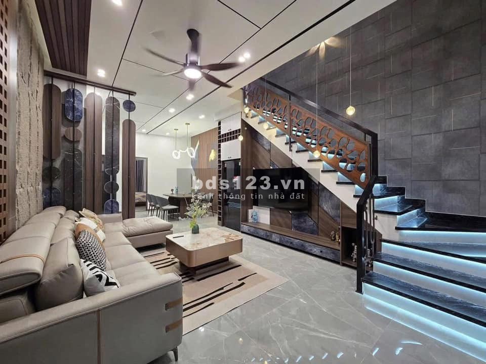 Nhà 1 trệt 2 lầu - Sổ riêng - Gần Aeon TP Tân An - Full nội thất – Giá chỉ 2 tỷ 3
