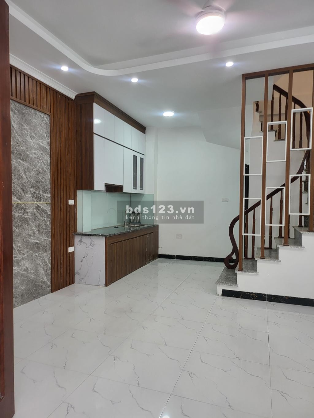 Giá đình có nhu cầu sử dụng tiền để làm ăn nên bán nhà 5 tầng Giá 5,9 tỷ