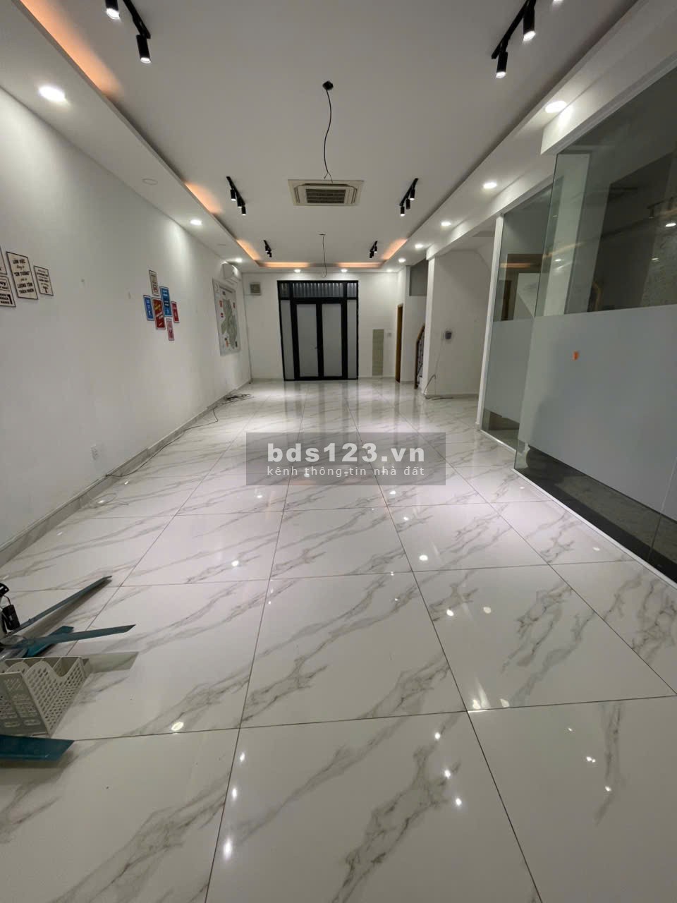 Tầng trệt 126m² nhà phố Vinhomes Grand Park – có máy lạnh âm trần – lối đi riêng
