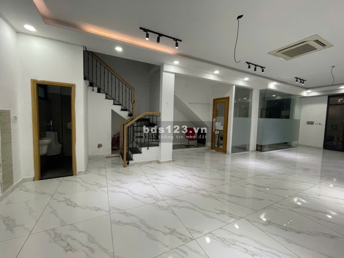 Tầng trệt 126m² nhà phố Vinhomes Grand Park – có máy lạnh âm trần – lối đi riêng