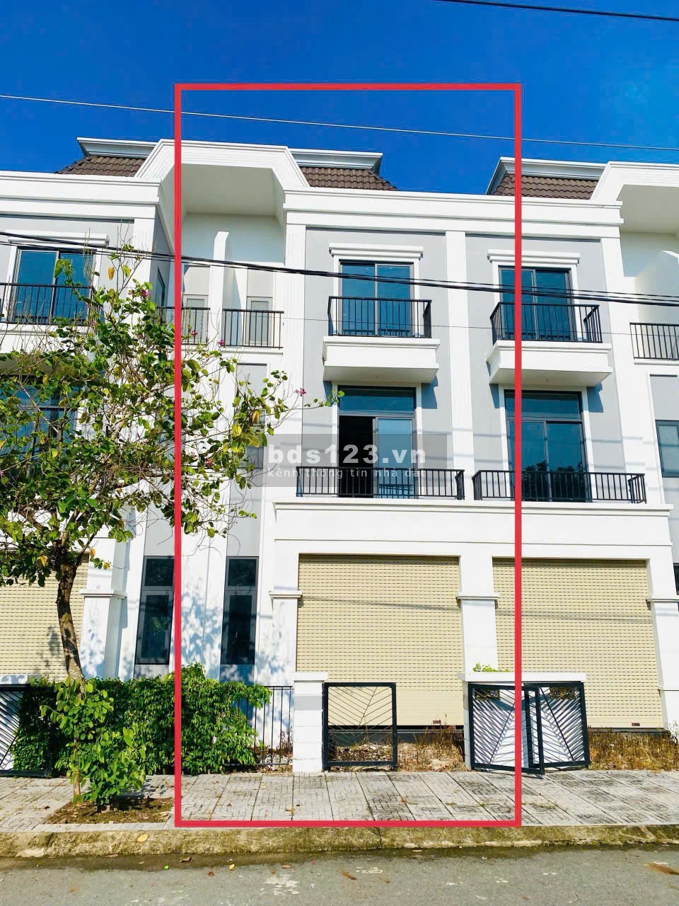 Nhà phố liền kề 1 trệt 2 lầu. Kinh doanh, làm văn phòng hay buôn bán đều tốt