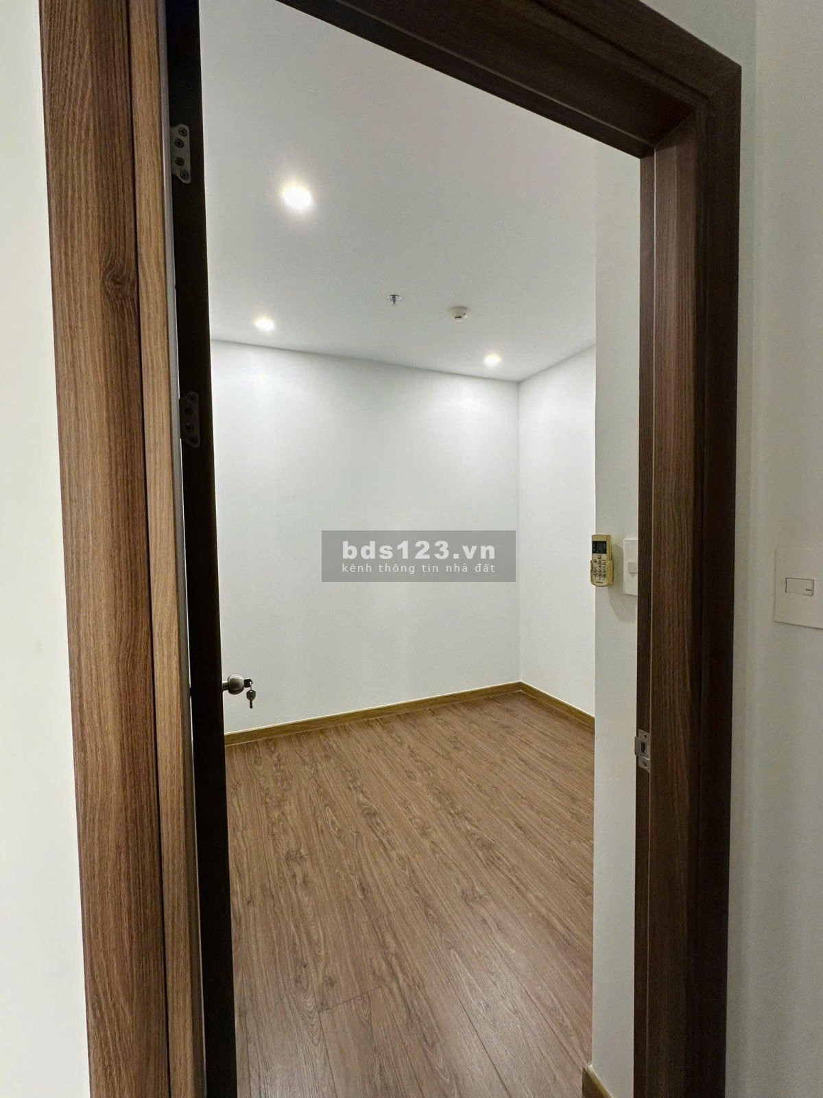Cao ốc Phú NHuận, Hoàng Minh Giám: 85m2, 2p ngủ, 12,5tr/th