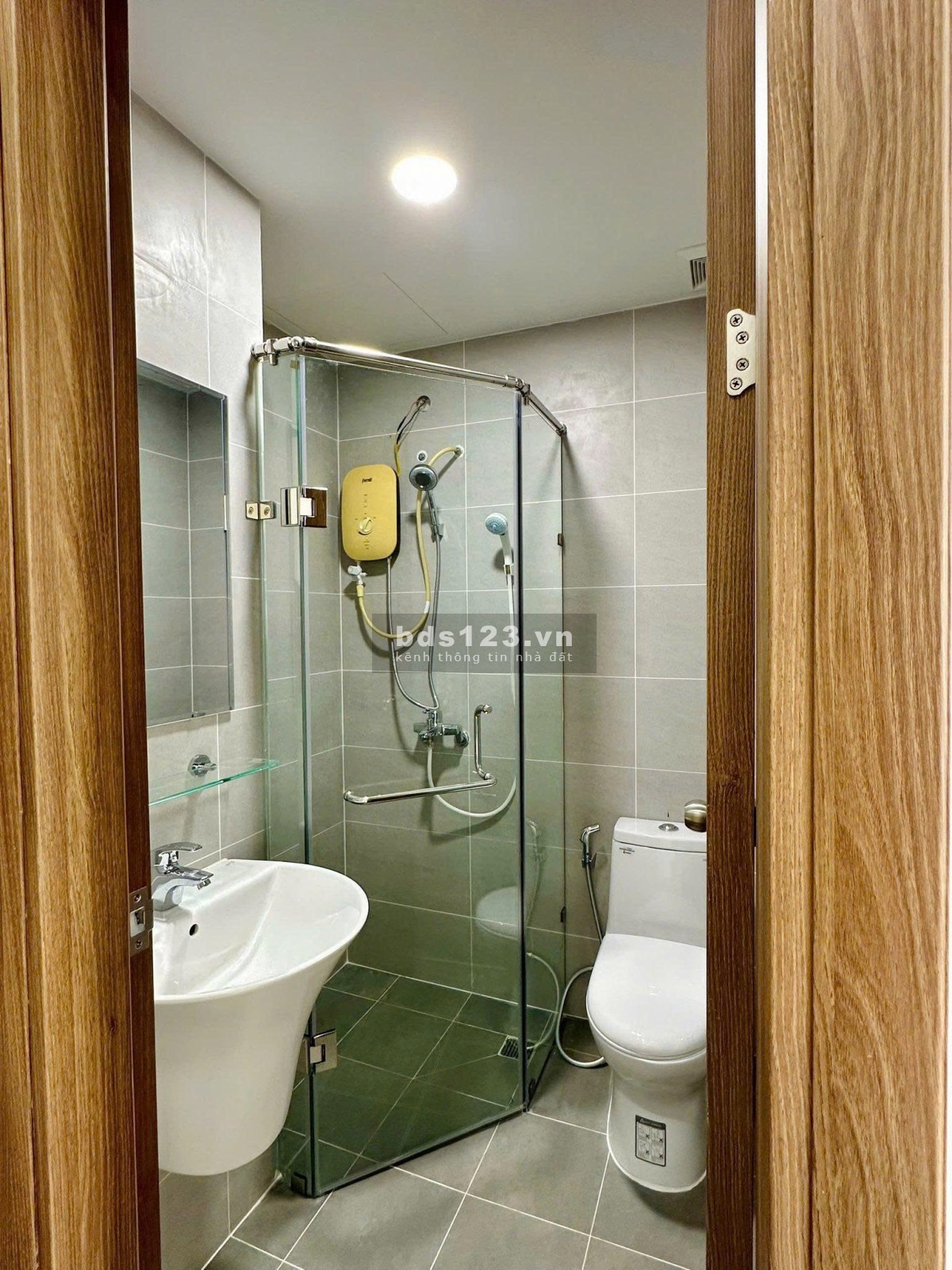 Cao ốc Phú NHuận, Hoàng Minh Giám: 85m2, 2p ngủ, 12,5tr/th