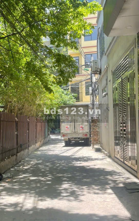 Nhỉnh 5 tỷ có ngay nhà 5 tầng dân xây kiên cố đường Lĩnh Nam – Hoàng Mai. Ngõ ô tô tránh
