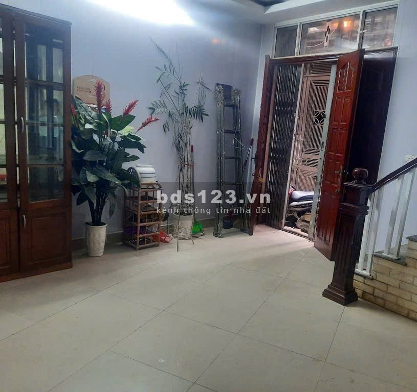 Nhỉnh 5 tỷ có ngay nhà 5 tầng dân xây kiên cố đường Lĩnh Nam – Hoàng Mai. Ngõ ô tô tránh