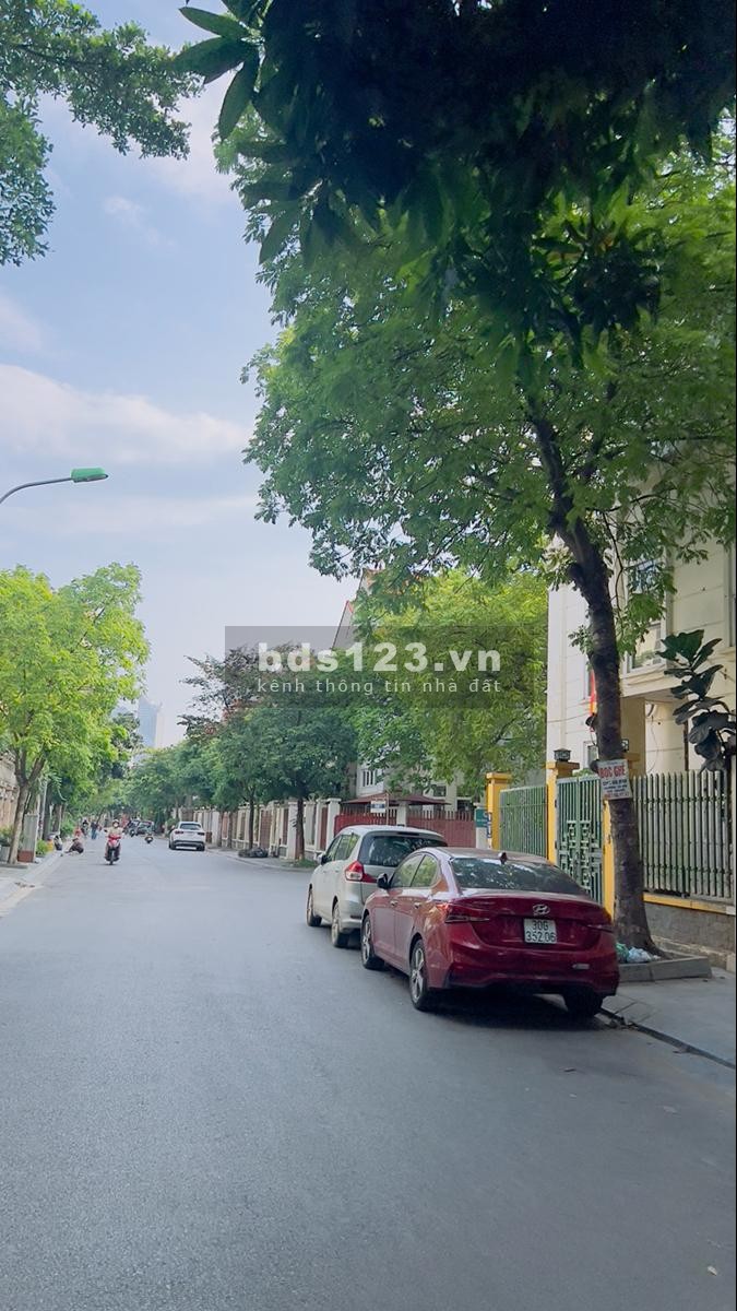 Bán biệt thự Làng Việt Kiều Châu Âu đường Nguyễn Văn Lộc DT 200m2 x 3 tầng giá 47.9 tỷ