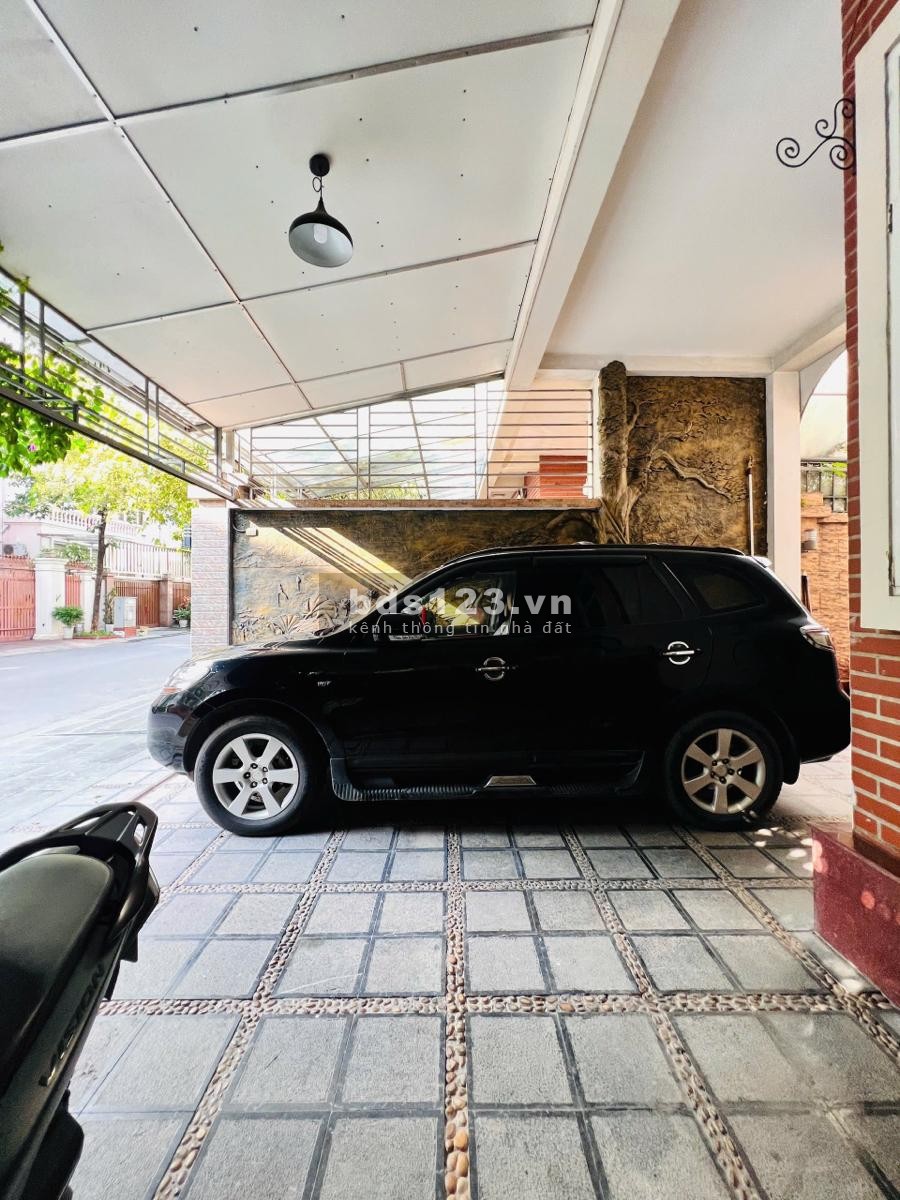 Bán biệt thự Làng Việt Kiều Châu Âu đường Nguyễn Văn Lộc DT 200m2 x 3 tầng giá 47.9 tỷ