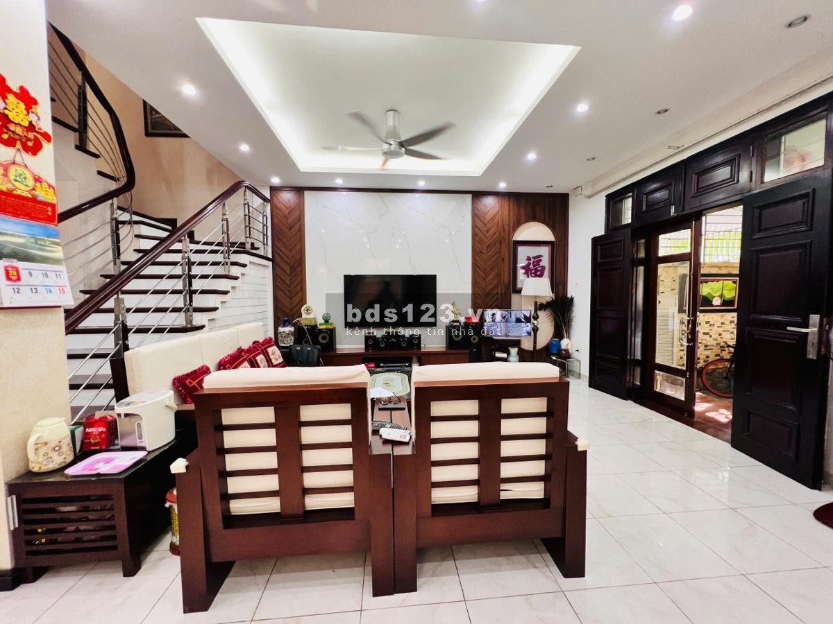 Bán biệt thự Làng Việt Kiều Châu Âu đường Nguyễn Văn Lộc DT 200m2 x 3 tầng giá 47.9 tỷ