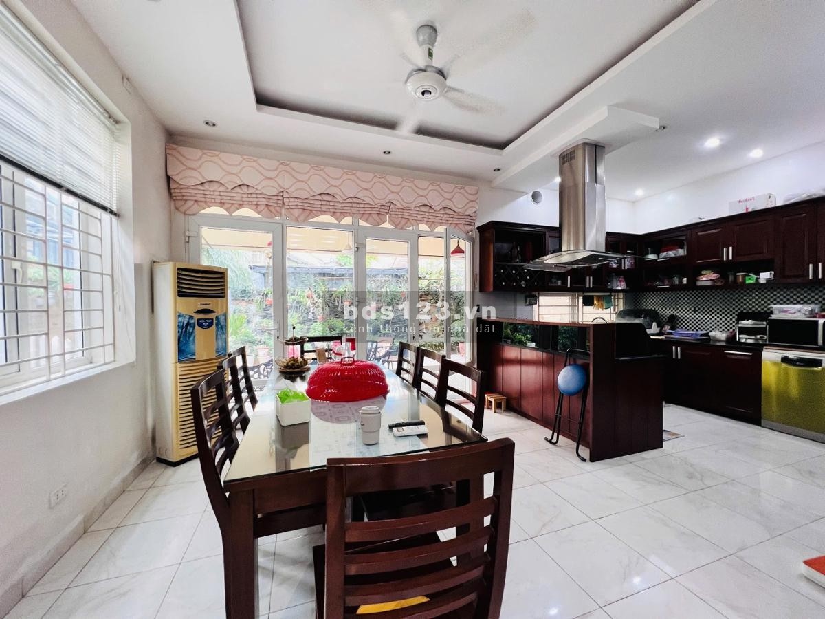 Bán biệt thự Làng Việt Kiều Châu Âu đường Nguyễn Văn Lộc DT 200m2 x 3 tầng giá 47.9 tỷ