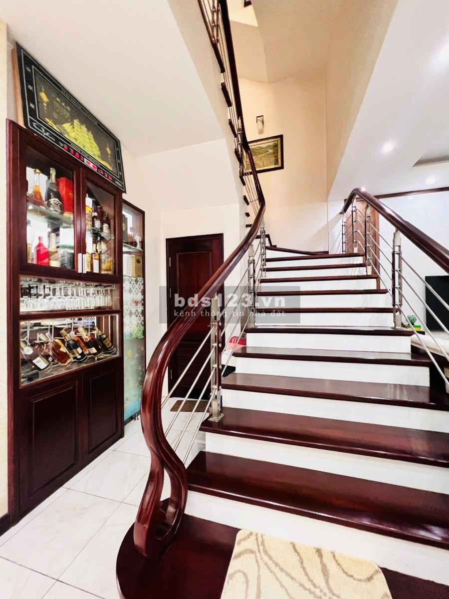 Bán biệt thự Làng Việt Kiều Châu Âu đường Nguyễn Văn Lộc DT 200m2 x 3 tầng giá 47.9 tỷ