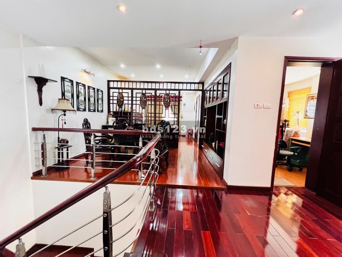 Bán biệt thự Làng Việt Kiều Châu Âu đường Nguyễn Văn Lộc DT 200m2 x 3 tầng giá 47.9 tỷ