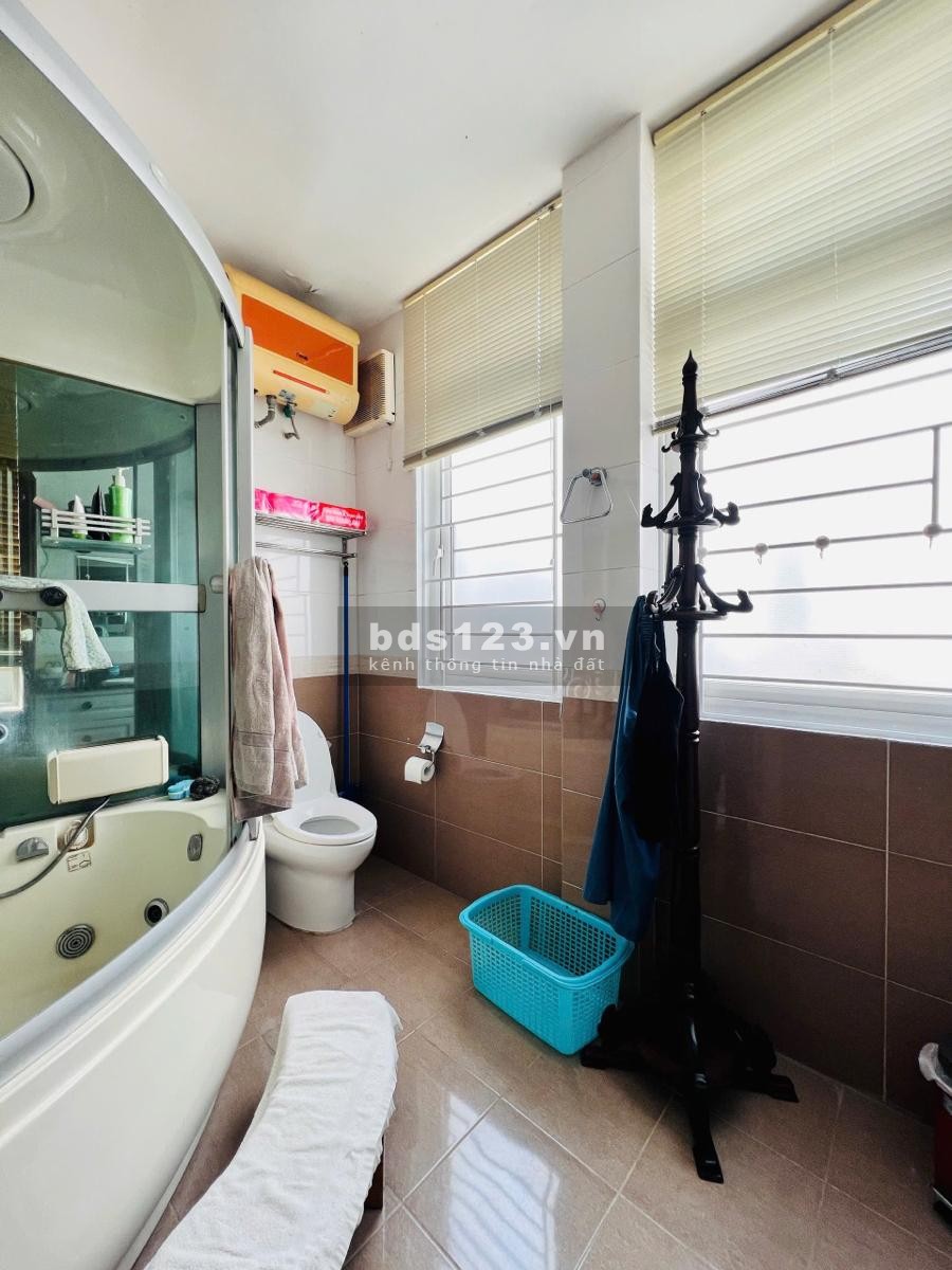 Bán biệt thự Làng Việt Kiều Châu Âu đường Nguyễn Văn Lộc DT 200m2 x 3 tầng giá 47.9 tỷ